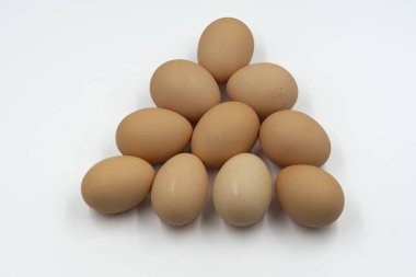 Beyaz arka planda izole edilmiş bir grup yumurta. Kapat - kapat.