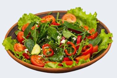 Beyaz arka planda taze sebzeli salata..