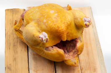 Beyaz arka planda çiğ tavuk