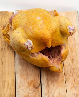 Tahtada taze tavuk, pişirmeye hazır..