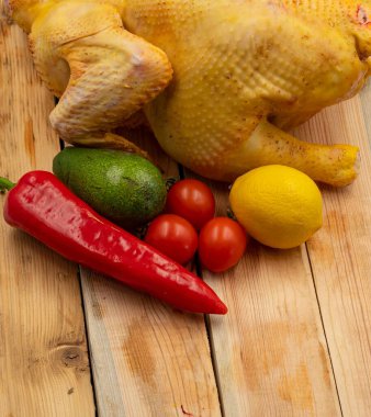 Tahtada limon ve taze çiğ tavuk ve sebzeler..