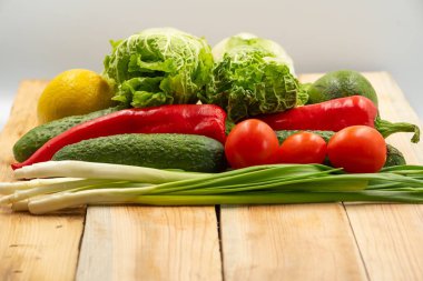 Ahşap tahtada çiğ taze sebze kompozisyonu