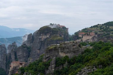 Kayalarla dolu güzel bir dağ manzarası. Yunanistan 'daki Meteora manastırı manzarası.