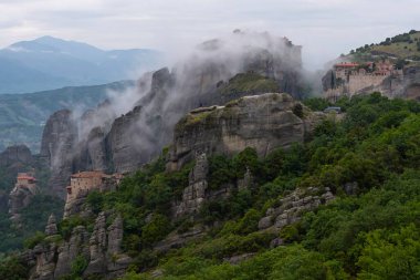 Kalambaka Yunanistan 'da sabah sisinde bir dağın tepesindeki göktaşı manastırları.