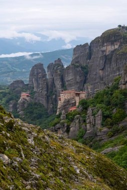 Kalambaka Yunanistan 'da sabah sisinde bir dağın tepesindeki göktaşı manastırları.