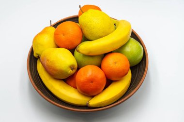 Beyaz arka planda izole edilmiş taze meyveleri kaseye karıştır