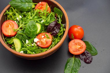 Domatesli taze salata, fesleğen, marul ve zeytinyağı. sağlıklı yiyecekler.