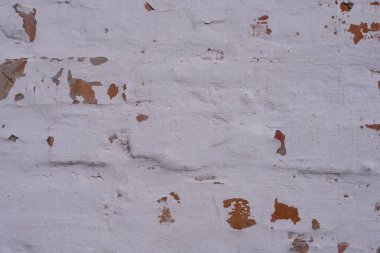 Çatlakları ve çizikleri olan beton bir duvar parçası. Çatlaklarla kaplı bir duvarın dokusu cnfhjq.