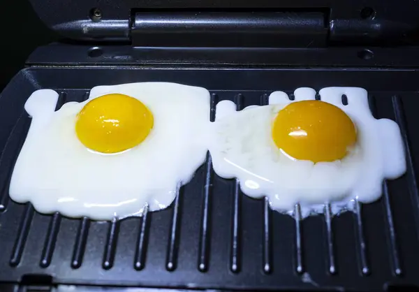 Kızartma tavasında yumurta. Sağlıklı kahvaltı..