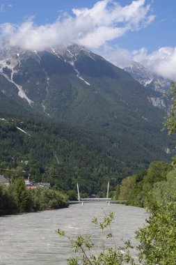 Dağ nehri ile güzel Alpler manzarası