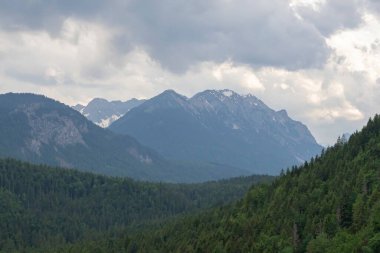Avusturya 'daki dağların ve Alp dağlarının güzel manzarası. Dağ manzarası.