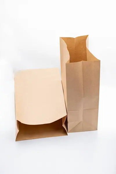 Beyaz arka planda yiyecek için kese kağıdı.. 