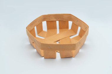 beyaz arkaplanda izole ahşap kutu