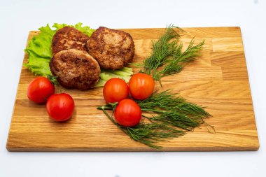 Tahtada domatesli ve otlu kızarmış tavuk pirzolası..