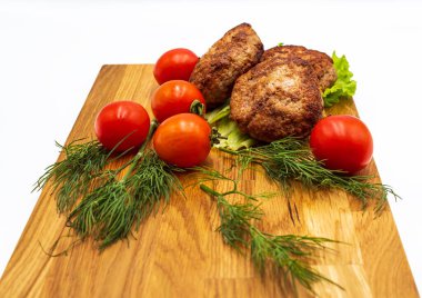 Tahtada domatesli ve otlu kızarmış tavuk pirzolası..