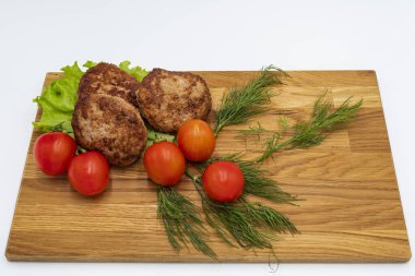 Tahtada domatesli ve otlu kızarmış tavuk pirzolası..