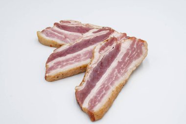 Beyaz arka planda et katmanları olan tuzlanmış domuz yağı parçaları. Dilimlenmiş domuz.