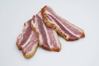 Beyaz arka planda et katmanları olan tuzlanmış domuz yağı parçaları. Dilimlenmiş domuz.
