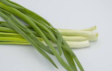 Beyaz arka planda taze taze soğan. Sağlıklı yemek..