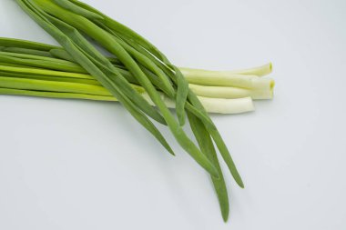 Beyaz arka planda taze taze soğan. Sağlıklı yemek..