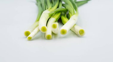 Beyaz arka planda taze taze soğan. Sağlıklı yemek..