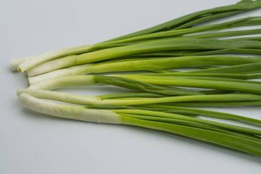 Beyaz arka planda taze taze soğan. Sağlıklı yemek..