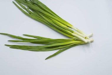 Beyaz arka planda taze taze soğan. Sağlıklı yemek..