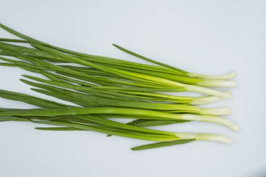 Beyaz arka planda taze taze soğan. Sağlıklı yemek..