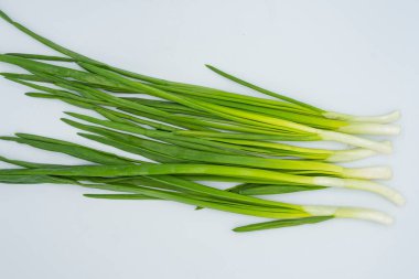 Beyaz arka planda taze taze soğan. Sağlıklı yemek..