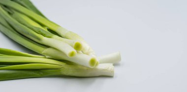 Beyaz arka planda taze taze soğan. Sağlıklı yemek..