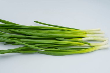 Beyaz arka planda taze taze soğan. Sağlıklı yemek..