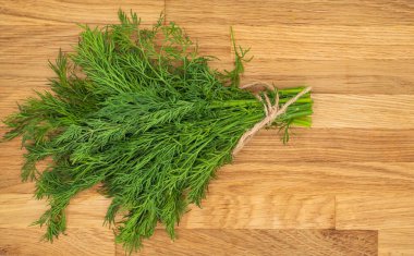 ahşap yüzeye yeşil taze dereotu