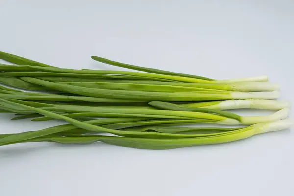 Beyaz arka planda taze taze soğan. Sağlıklı yemek..