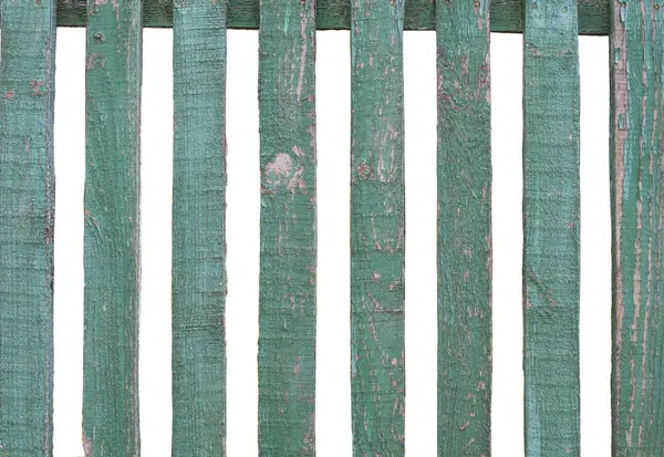 Beyaz arka planda eski boyalı ahşap çit