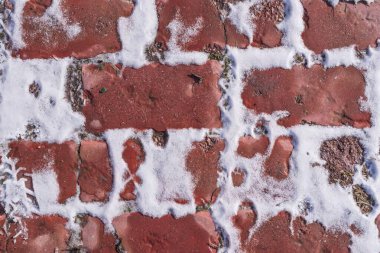 Karla kaplı taş patika. Karlı taş yol.