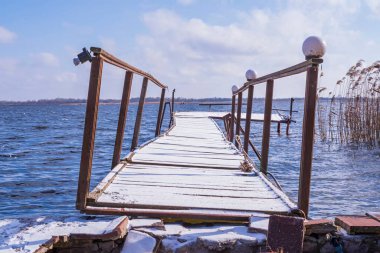 Göldeki eski ahşap iskele.