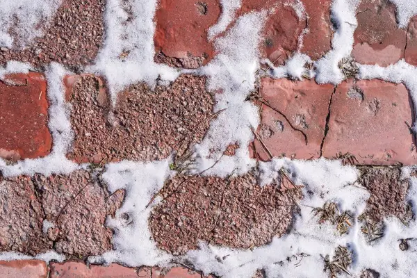 Karla kaplı taş patika. Karlı taş yol.