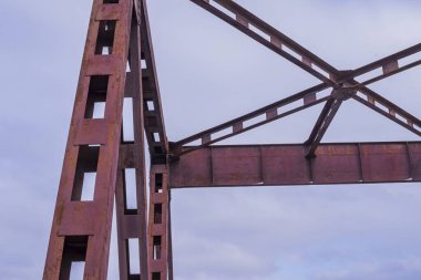 Nehrin karşısındaki eski köprünün metal yapısı. Köprünün metal yapısının elementleri.