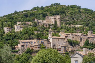 Provence bölgesindeki eski bir kasaba. Fransa 'nın güneyindeki bir ortaçağ dağ köyünün manzarası. Güzel manzara. Ortaçağ mimarisi.