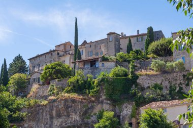 Provence bölgesindeki eski bir kasaba. Fransa 'nın güneyindeki bir ortaçağ dağ köyünün manzarası. Güzel manzara. Ortaçağ mimarisi.