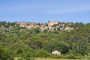Provence bölgesinde küçük bir ortaçağ köyü manzarası.