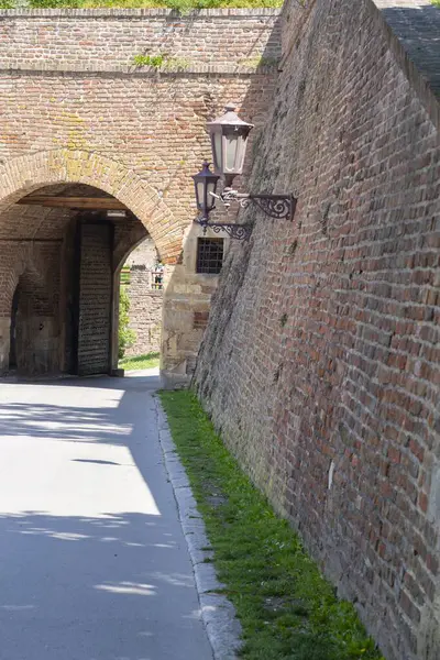 Ortaçağ kalesi - kale. Belgrad 'daki eski ortaçağ kalesi Kalimegdan' ın harabeleri ve mimari unsurlarının manzarası.