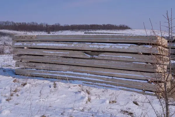 İnşaat için büyük beton döşemeler. İnşaat malzemeleri.