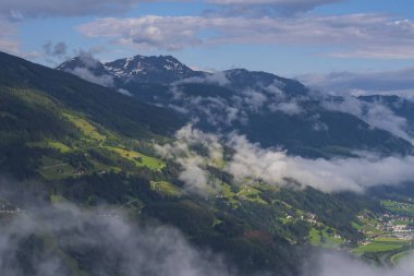 Bulutlu gökyüzü ile Alpler 'in güzel manzarası. Dağlarda güzel bir manzara.