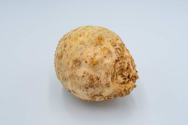 Beyaz arka planda taze kereviz kökü. Sebze, sağlıklı yiyecek..