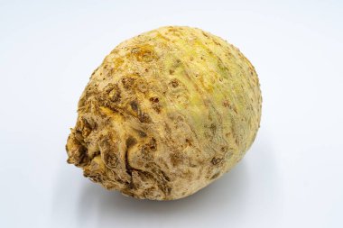 Beyaz arka planda taze kereviz kökü. Sebze, sağlıklı yiyecek..