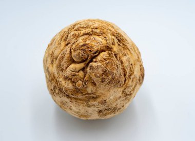 Beyaz arka planda taze kereviz kökü. Sebze, sağlıklı yiyecek..