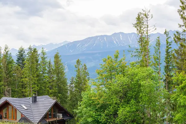 Dağlarda güzel manzaralar, ahşap evler...