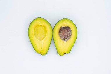 Beyaz arka planda iki yarım avokado, yakın plan -.                                         