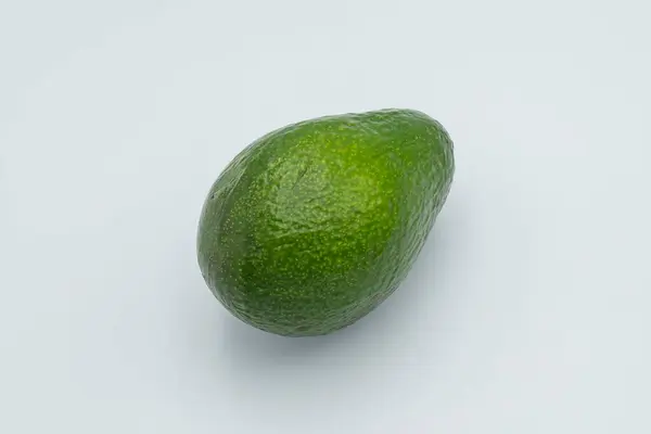 Beyaz arkaplanda taze yeşil avokado